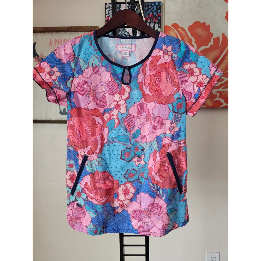 Koi‎ by Kathy Peterson Floral Eyelet Scrub Top Pink Blue XS 397PR